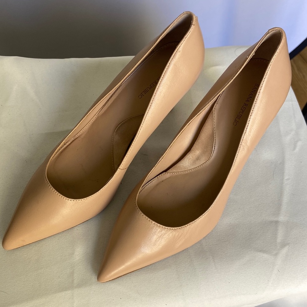 Women’s banana Republic heels. Nude. Size 9.5